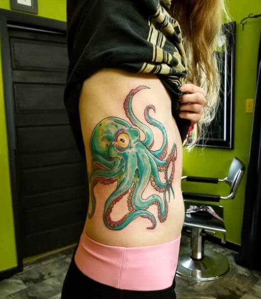 Блондинка с татуировкой осьминога