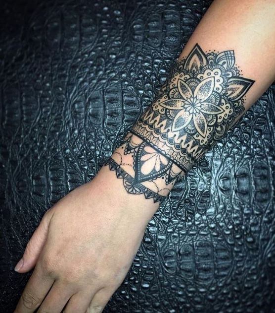 54 Best Arm Tattoos For Women With Meaning 21