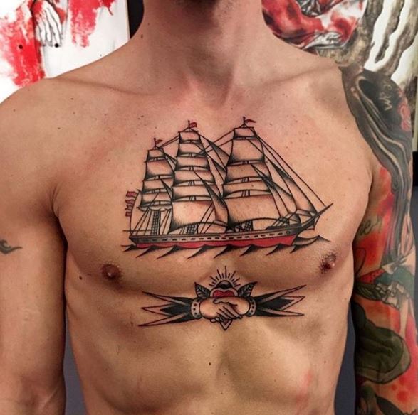 Conception de tatouages ​​de bateau sur la poitrine