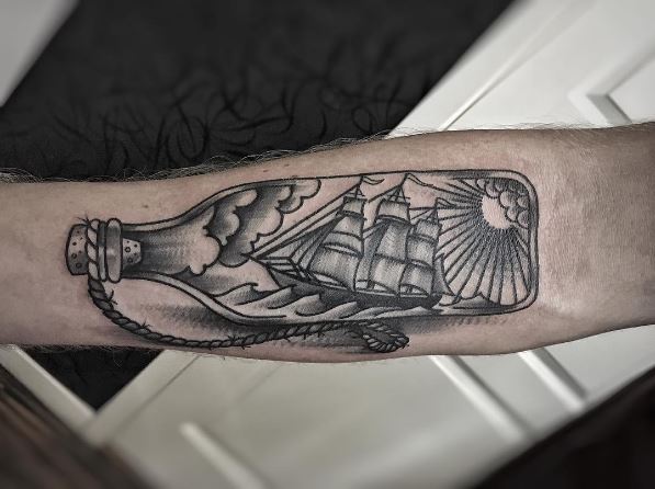 Conception de tatouage de bateau en bouteille pour homme