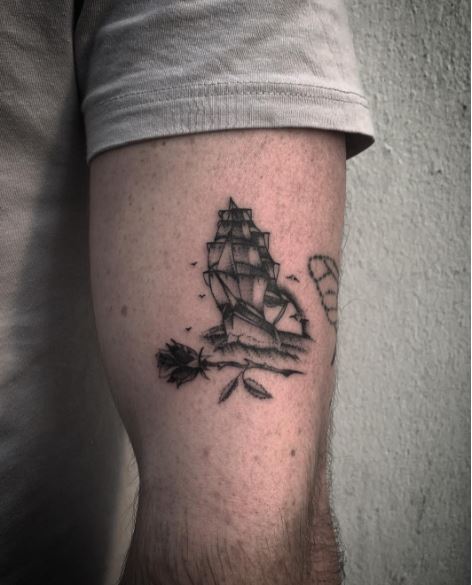 Conception de tatouage de petit bateau pour homme