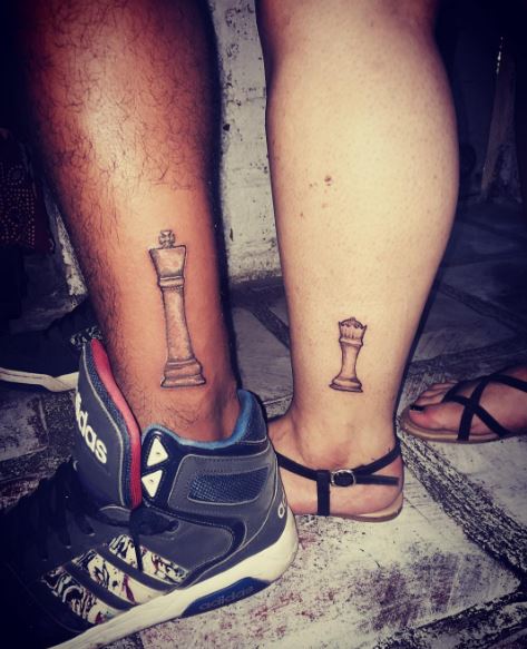 Schack kung och drottning tatueringar design på ben