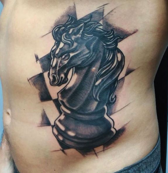 Design completo dei tatuaggi del cavaliere degli scacchi sulla costola