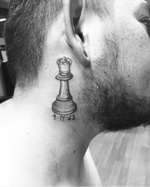 Tatuaggi a scacchi della regina dietro l'orecchio