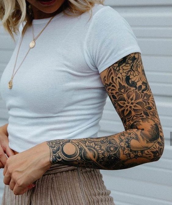 Mädchen mit Tattoos