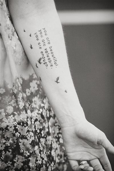 Frauen schriftzug tattoos Unterarm Tattoo