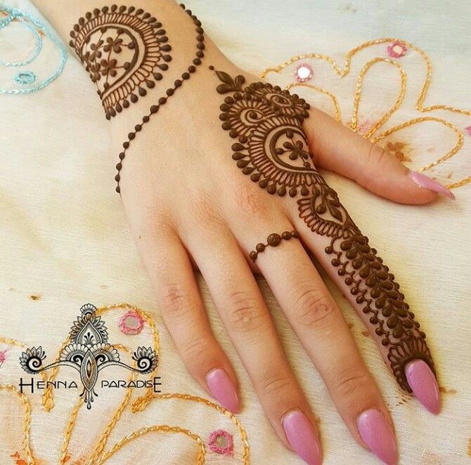 Featured image of post Mehandi Design Back Side Left Hand This typical choice of the back hand mehndi designs is drawn using intricate leaf shaped motifs